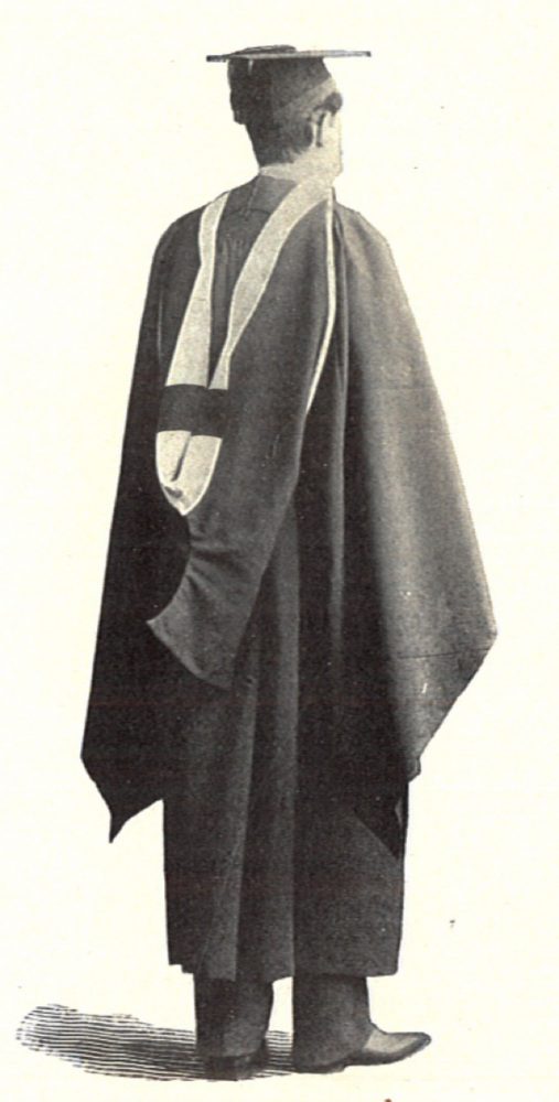 A photograph from an 1895 Cotrell & Leonard catalogue of a bachelor's hood. The photograph has been altered to illustrate a hood lined with what the IBAC called a "zone" of color (a heraldic bar).